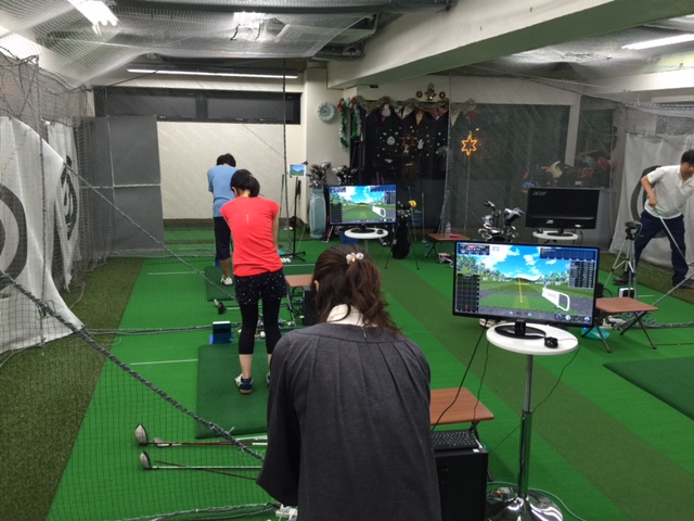 今週の横浜ゴルフスクール中島はシミュレーションゴルフです。